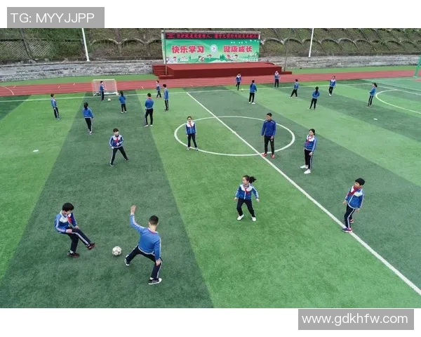 快乐的一年级小朋友们在操场上踢足球的精彩瞬间 快乐的一年级小朋友们在操场上踢足球的精彩瞬间